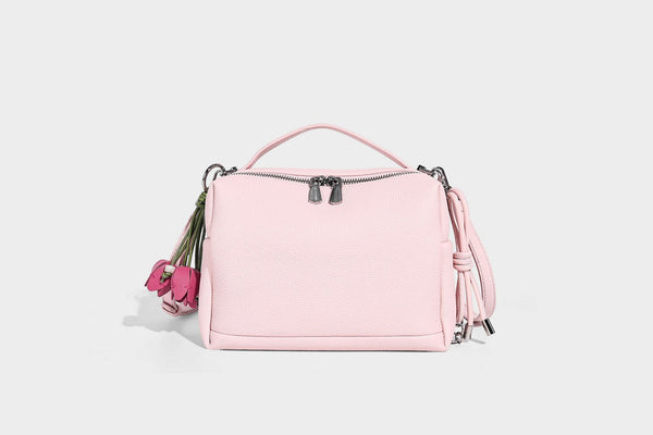 Kleine strukturierte Crossbody-Tasche mit Tragegriff aus genarbtem Material, Reißverschluss, silberfarbenen Beschlägen und optionalem Quastenanhänger