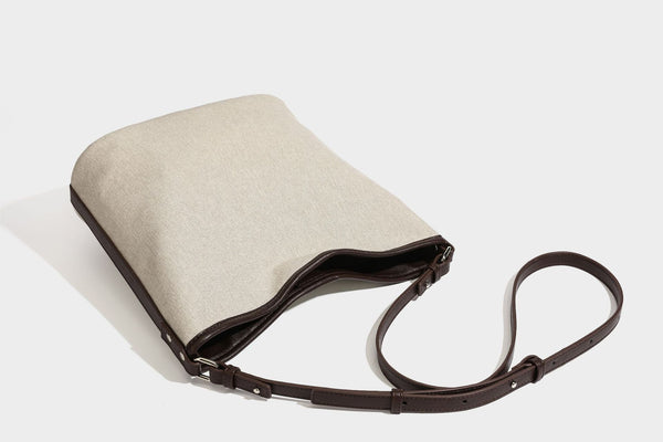 Oatfarbene Canvas-Schultertasche mit dunkelbraunem Besatz in Lederoptik, langem verstellbarem Riemen und angebrachter Mini-Tasche mit Überschlag, Detailansicht