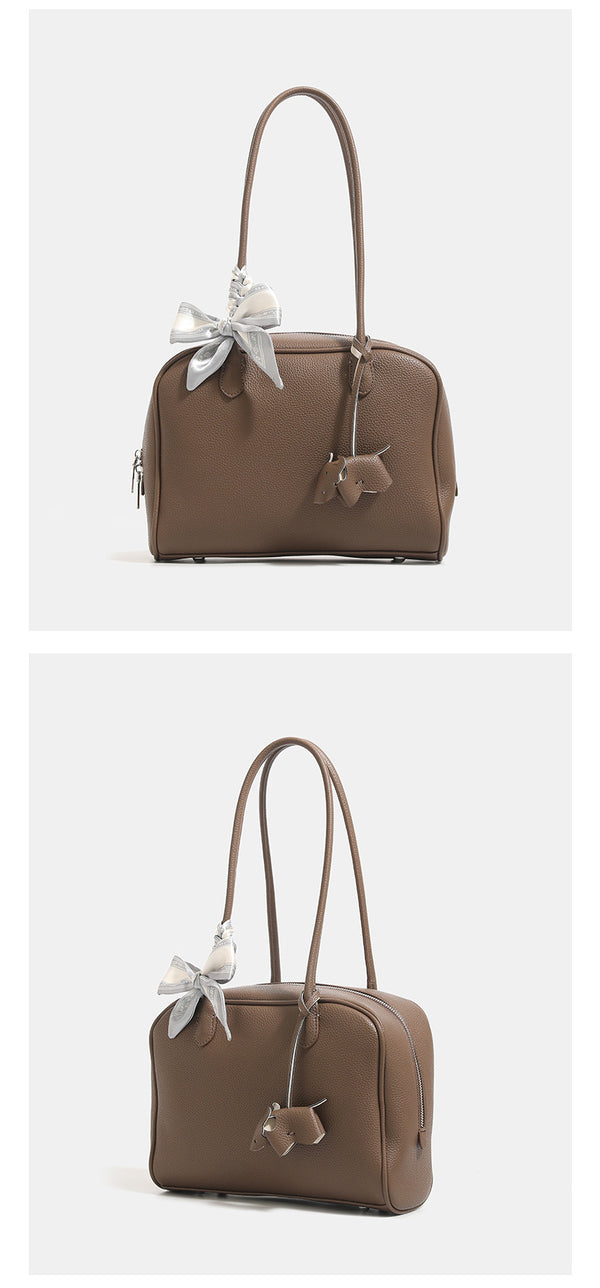 Strukturierte Boston-Tasche aus lederähnlichem Material mit genarbter Oberfläche, Seidenschal und Metallfüßchen, Detailansicht 10