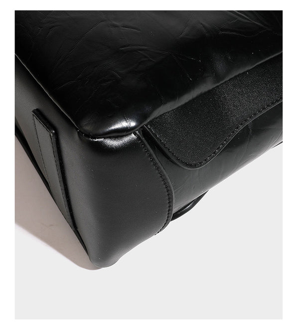 Glänzende, geknautschte Henkeltasche in Lederoptik mit goldfarbenen Emblem-Beschlägen und abnehmbarem Schulterriemen, Detailansicht 21