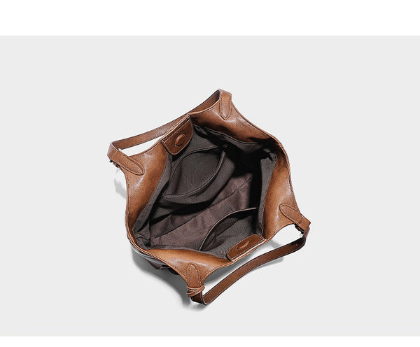 Große, strukturierte Schultertasche im Tote-Stil in Braun und Lederoptik mit langen Doppelriemen, Schnallenbeschlägen, Quasten-Anhänger und geschwungener