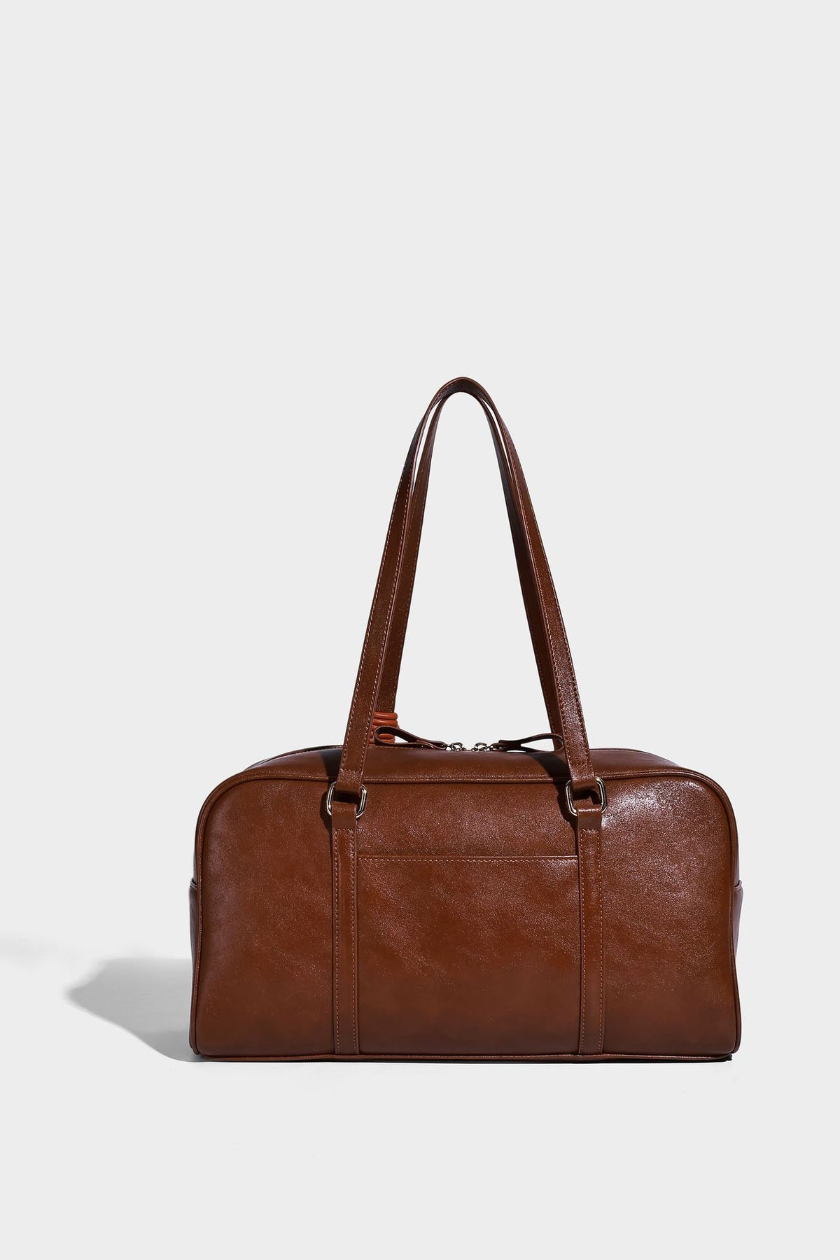 Strukturierte Boston-Schultertasche in glänzender Lederoptik mit zwei langen Trageriemen, Reißverschluss oben, goldfarbenen Beschlägen und zwei