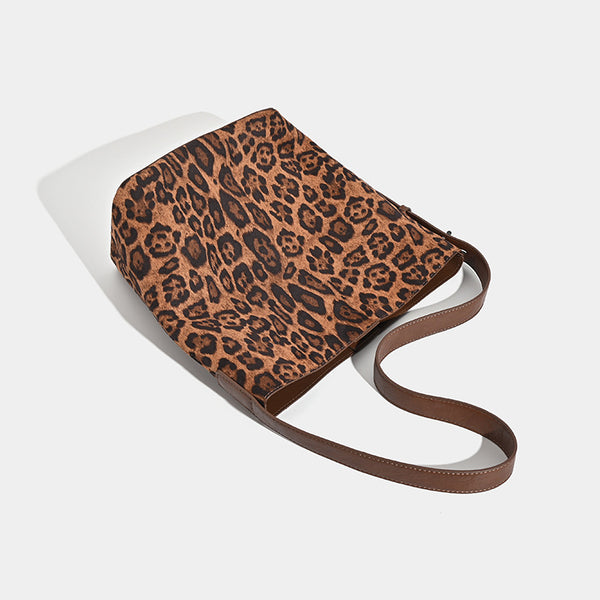 Große Bucket-Bag mit offenem Abschluss im Leopardenprint, glattem Schulterriemen in Lederoptik und passenden Details, Detailansicht 3