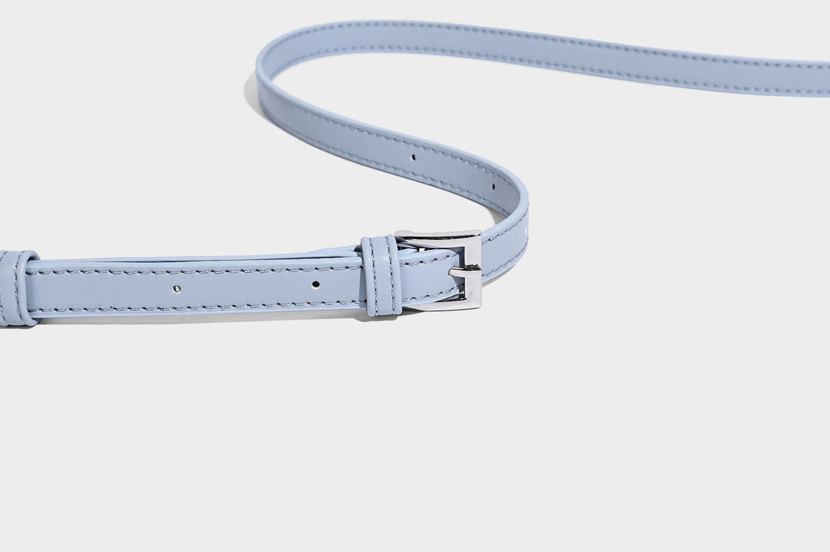 Geflochtene Bucket-Tasche in Pastellblau mit geflochtenen Henkeln, vorderem Einsteckfach, Perlenanhänger und abnehmbarem Schulterriemen