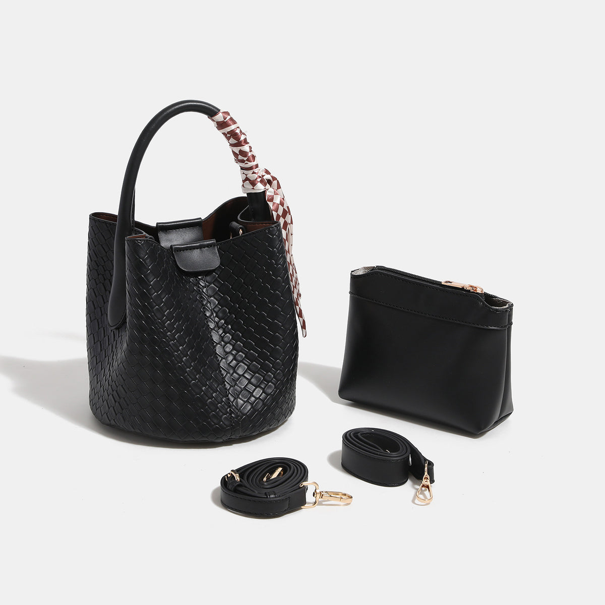 Geprägte Beuteltasche in Flechtoptik mit Druckverschluss, kurzem Tragegriff, kariertem Tuchdetail und goldfarbenen Metalldetails, Detailansicht