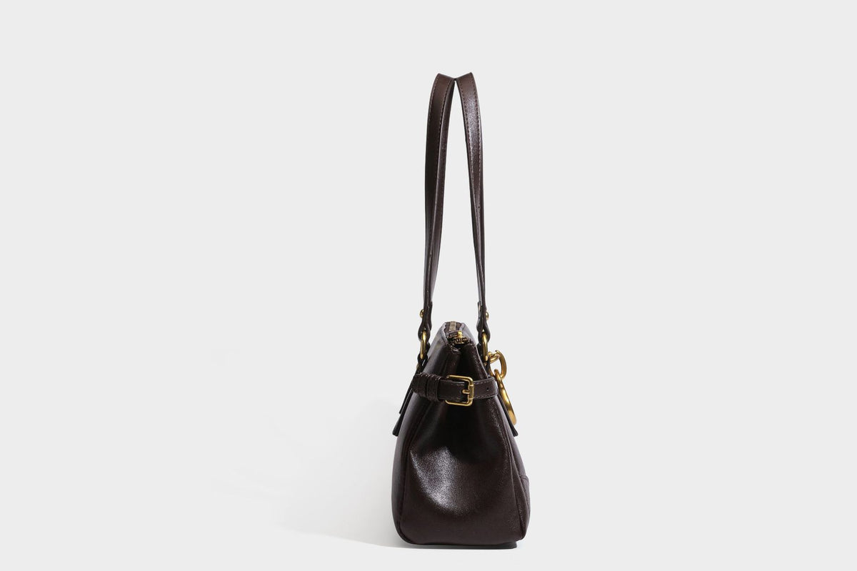 Strukturierte dunkelbraune Satchel-Tote in Lederoptik mit Ringverschluss in Antikgold-Optik, zwei Henkeln und seitlichem Riemen mit Schnalle