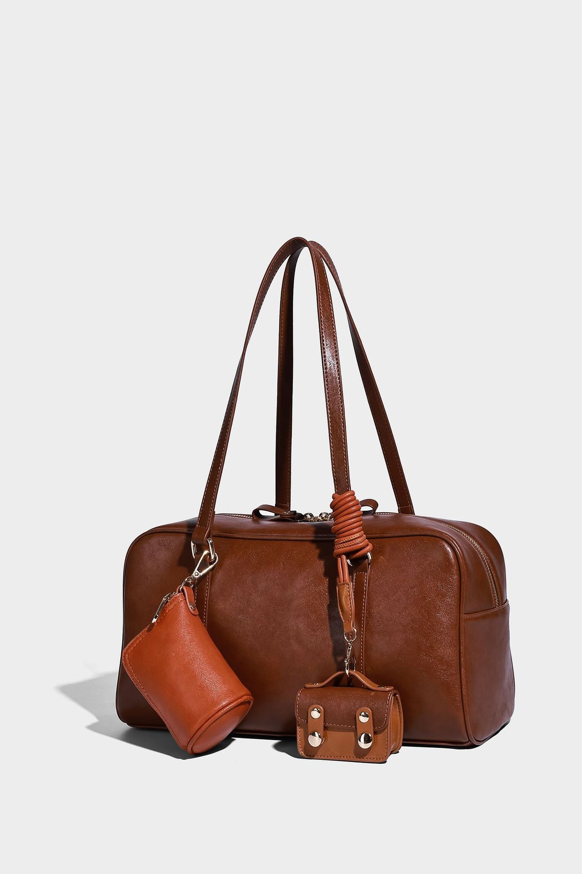 Strukturierte Boston-Schultertasche in glänzender Lederoptik mit zwei langen Trageriemen, Reißverschluss oben, goldfarbenen Beschlägen und zwei