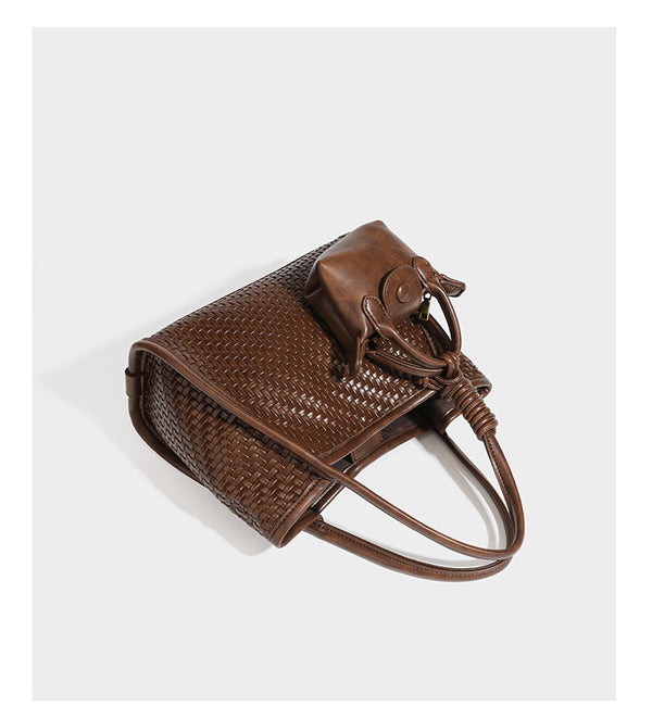 Strukturierte Tote-Bag mit Webstruktur in Braun, glattem, lederähnlichem Besatz, geknoteten Tragegriffen und einer befestigten Mini-Beuteltasche mit Kordelzug