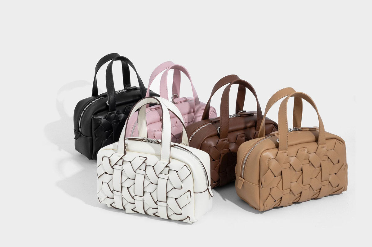 Kleine, formstabile wandelbare Henkeltasche mit gewebten Einsätzen, kontrastierender Paspelierung, silberfarbenem Reißverschluss und abnehmbarem, Detail