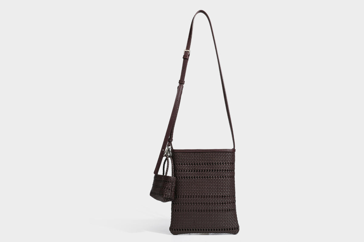 Kleine rechteckige Crossbody-Tasche aus offen geflochtenem Material mit passendem Mini-Täschchen und verstellbarem schmalem Riemen, Detailansicht 46