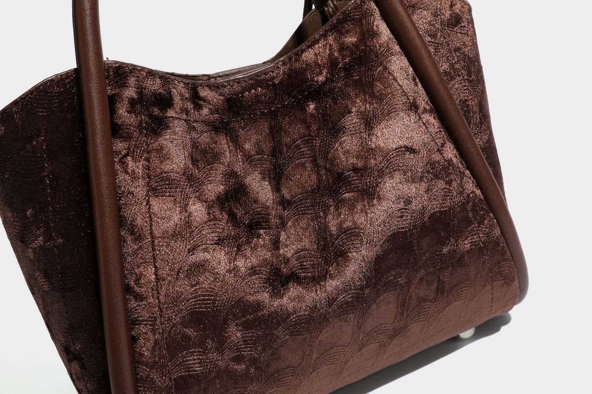 Kleine, strukturierte Henkeltasche mit samtartiger Oberfläche in Braun, geknoteten Henkeln, Fronttasche mit Klappe und abnehmbarem Detail