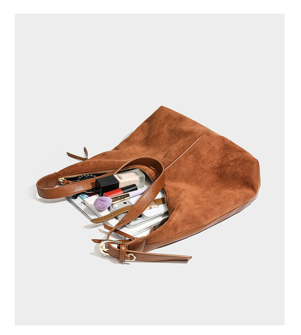 Lässig fallende Hobo-Schultertasche mit strukturierter Wildlederoptik, Reißverschluss oben, Quasten-Zippern und goldfarbenem, verstellbarem