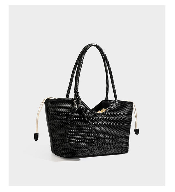 Dunkelbraune Tote-Bag in Lederoptik mit geflochtenen Henkeln, Kordelverschluss und befestigtem gewebtem Mini-Etui, Detailansicht
