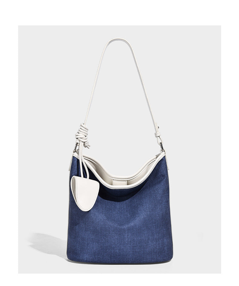 Große Beutel-Schultertasche aus Canvas in Denim-Optik mit Besatz in Lederoptik, geknotetem Trageriemen und abnehmbarem Mini-Fronttäschchen