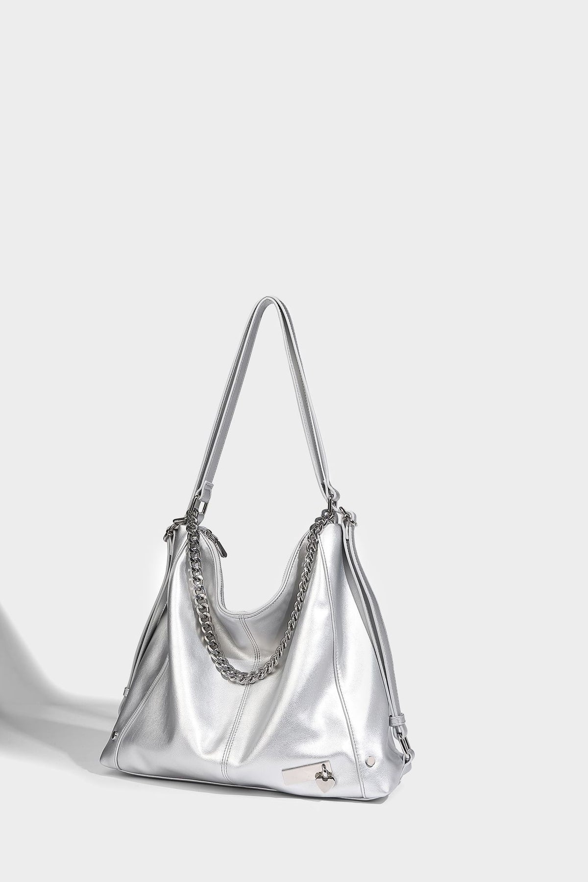 Glänzend schwarze Hobo-Shopper-Tasche mit silberfarbenem Kettenakzent, Reißverschluss oben und langen Schulterriemen, Detailansicht 32