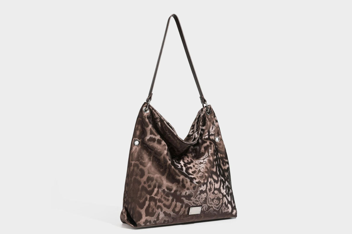 Locker fallende Hobo-Schultertasche mit Leopardenprint, glänzender Satinoptik, silberfarbenen Ringdetails und schmalem Schulterriemen