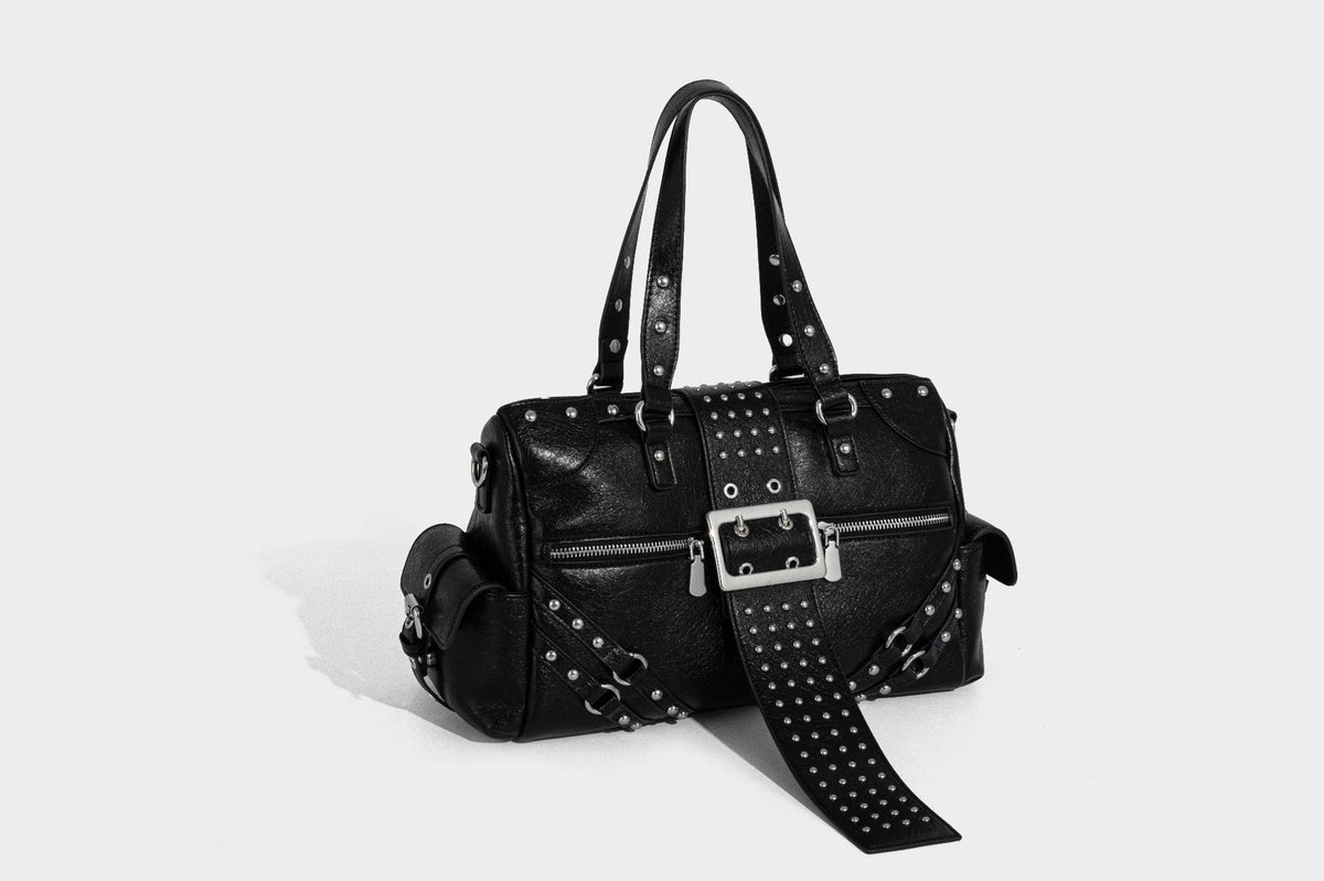 Schwarze, glänzende Henkeltasche mit genarbter Struktur, silberfarbenen Nieten, Riemendetail mit Schnalle, zwei Henkeln und breitem, mit Nieten besetztem Schulterriemen
