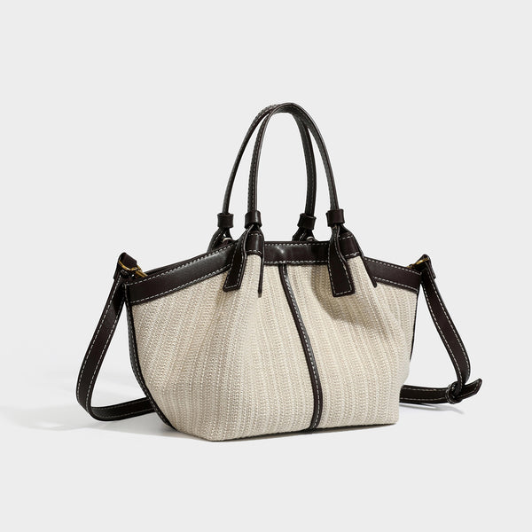 Cremefarbene gewebte Tote-Bag mit dunkelbraunem Besatz in Lederoptik, weißen Kontrastnähten, zwei Tragegriffen und abnehmbarem Schulter