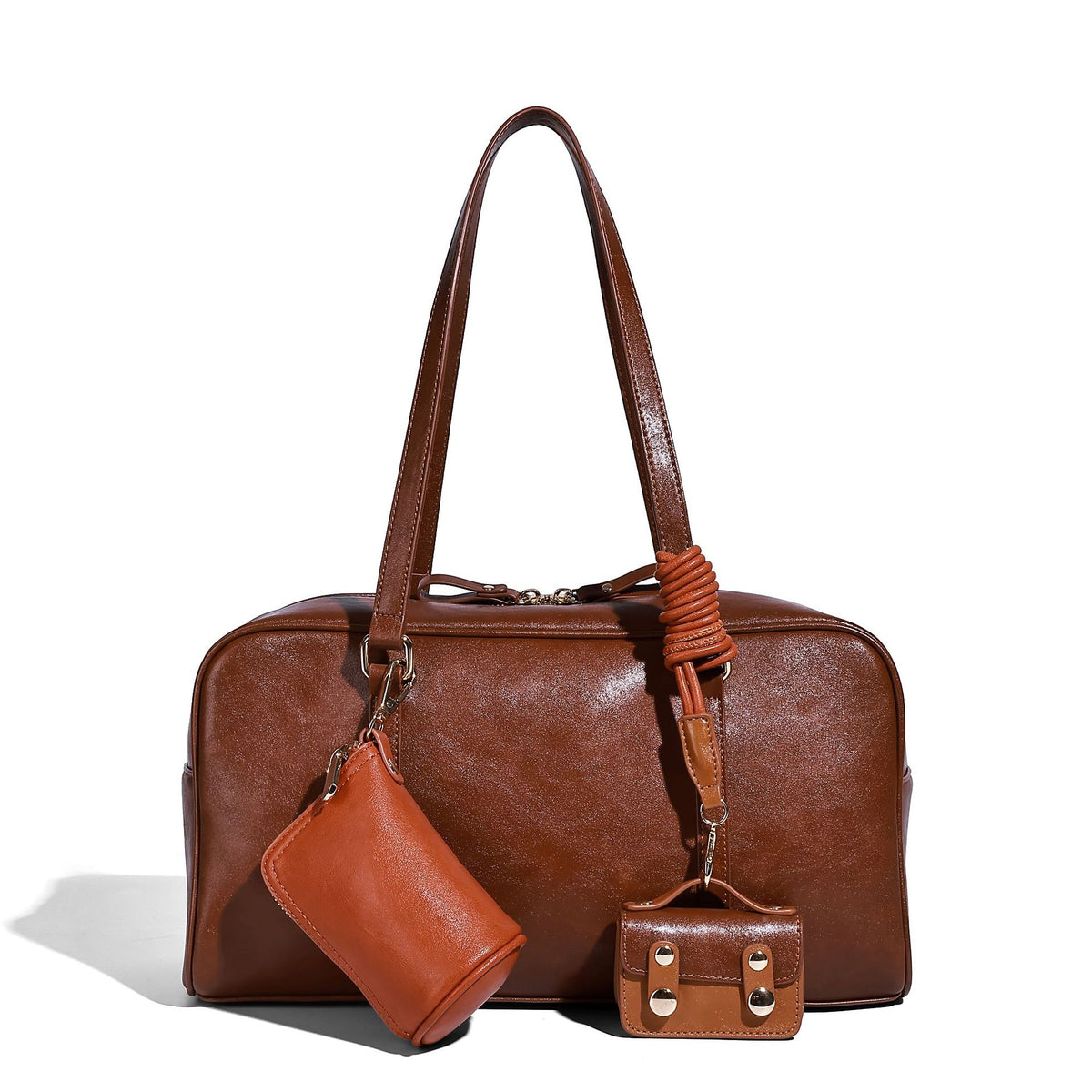 Strukturierte Boston-Schultertasche in glänzender Lederoptik mit zwei langen Trageriemen, Reißverschluss oben, goldfarbenen Metalldetails und zwei
