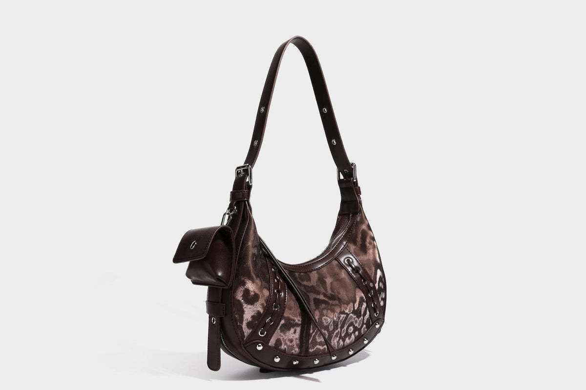 Crescent-Hobo-Schultertasche mit braunem Leopardenmuster, silbernen Nieten, Ösenbesatz, verstellbarem Riemen und abnehmbarem Mini