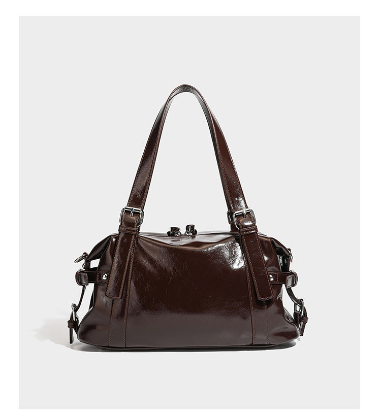Strukturierte Schultertasche aus glänzendem Lederimitat mit abgerundetem Korpus, silberfarbenen Metalldetails, Reißverschlussfach vorne und Leopardenmuster