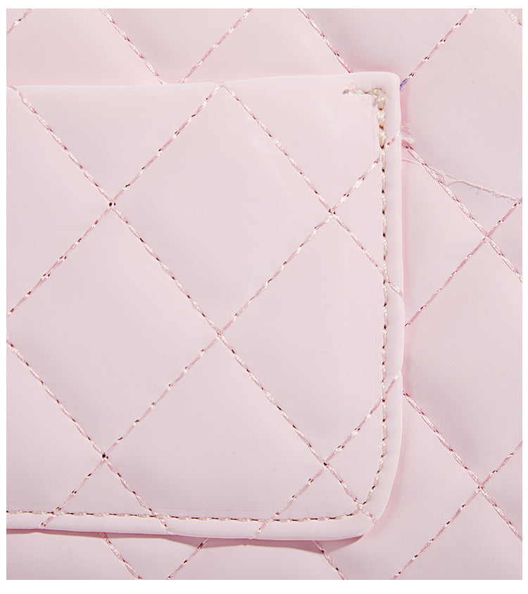 Kompakte Crossbody-Tasche mit Überschlag und Rautensteppung, silberfarbenem Drehverschluss und geflochtenem Kettenriemen, Detailansicht 14