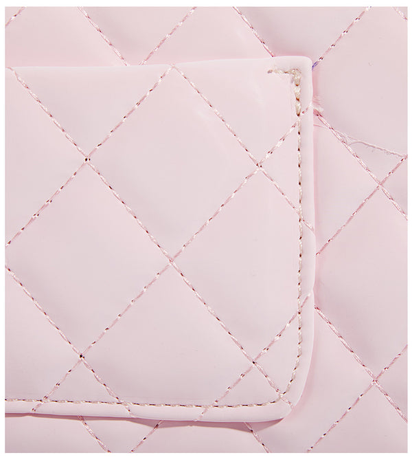 Kompakte Crossbody-Tasche mit Überschlag und Rautensteppung, silberfarbenem Drehverschluss und geflochtenem Kettenriemen, Detailansicht 14