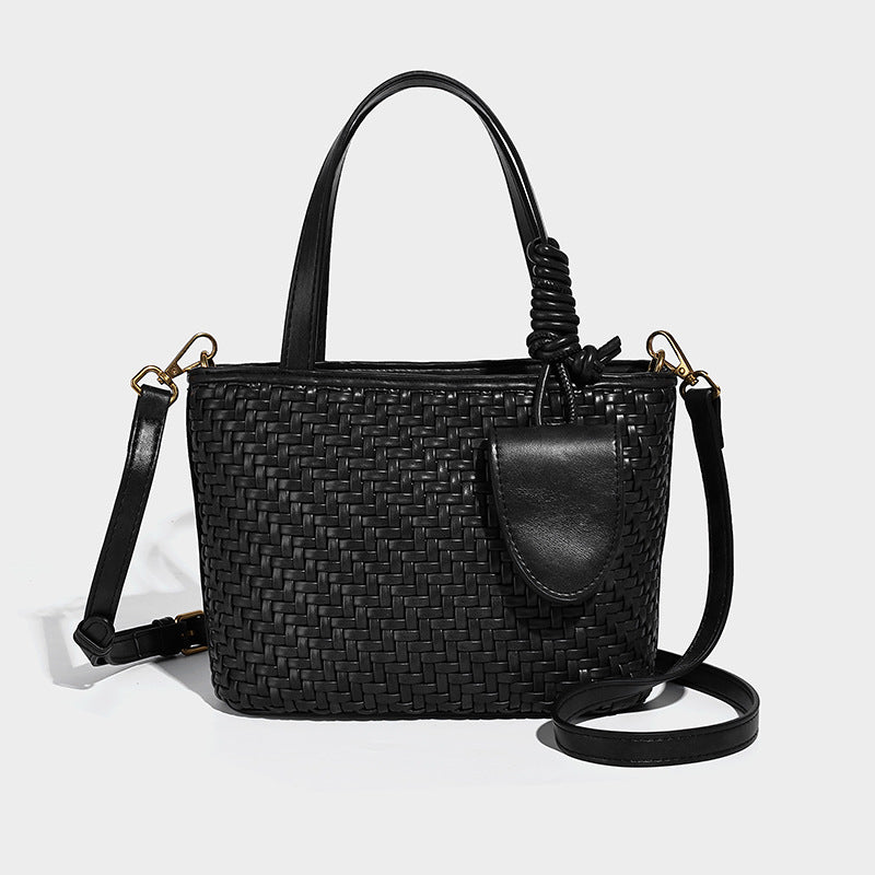 Kleine formstabile Tote-Tasche in gewebter Lederoptik mit geknoteten Henkeln, abnehmbarem Schulterriemen und herabhängendem Mini-Element an der Vorderseite