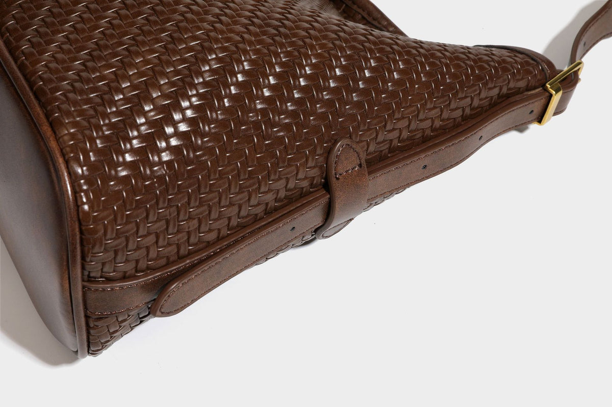 Lässig gewebte Schultertasche in Lederoptik mit Bindebandverschluss, goldfarbenen Metalldetails und einem Schulterriemen, Detailansicht 43