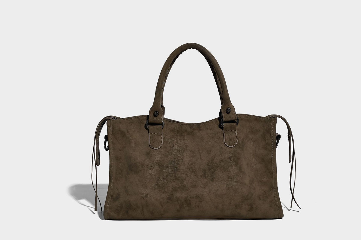 Strukturierte Henkeltasche in matter Velourslederoptik mit geflochtenen Tragegriffen, dunklen Nietenbeschlägen, vorderer Reißverschlusstasche und abnehmbarem
