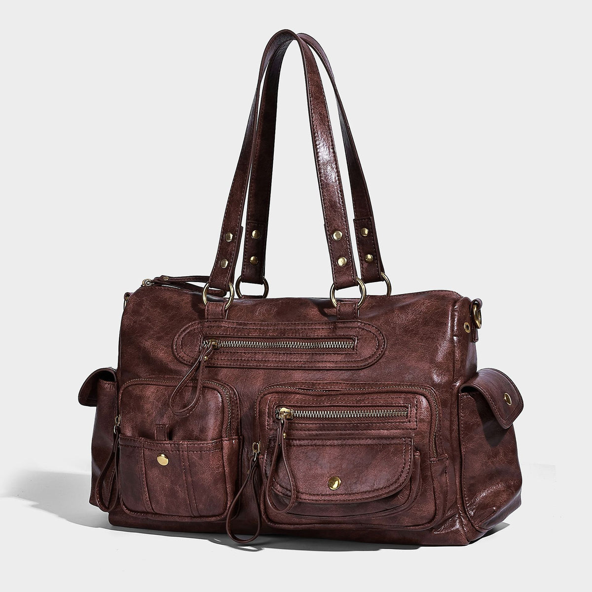 Vintage-Henkeltasche im Used-Look aus Lederoptik mit mehreren vorderen Reißverschlusstaschen, zwei Henkeln und messingfarbenen Beschlägen, Vorderansicht