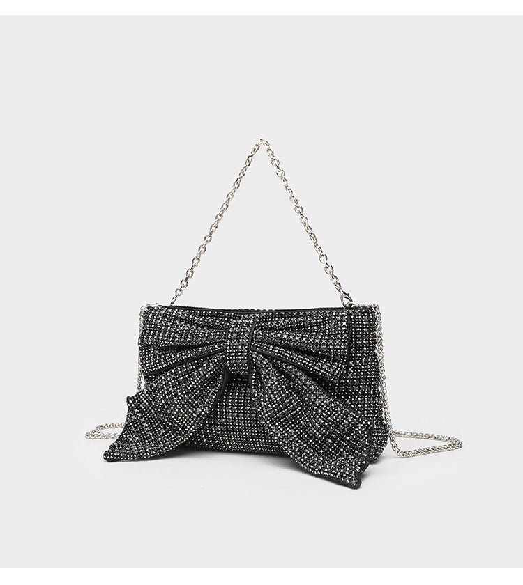 Kleine rechteckige, mit Strasssteinen besetzte Schleifen-Clutch zum Umhängen mit silberfarbener Kettenriemen, Detailansicht 15