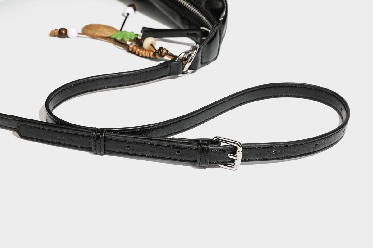 Legere, halbmondförmige Hobo-Schultertasche in glänzender, geknautschter Lederoptik mit schmalem Riemen, Ringbeschlägen in Silberoptik und
