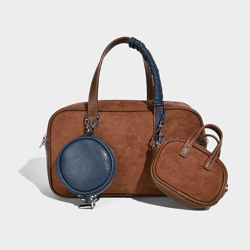Strukturierte Boston-Bowlingtasche in Dunkelbraun mit Henkeln mit blauen Akzenten und abnehmbarem Mini-Rundtäschchen, Detailansicht