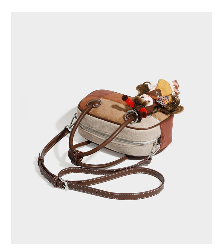 Kleine, strukturierte Henkeltasche aus Patchwork in Farbblöcken aus Beige, Camel, Braun und Rost mit dunkelbrauner Einfassung, herzförmigem