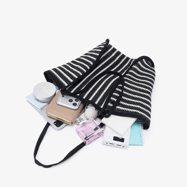 Große gewebte Tote-Bag mit schwarz-weißen Streifen, offenem oberen Abschluss und langen Schulterriemen, Detailansicht 4