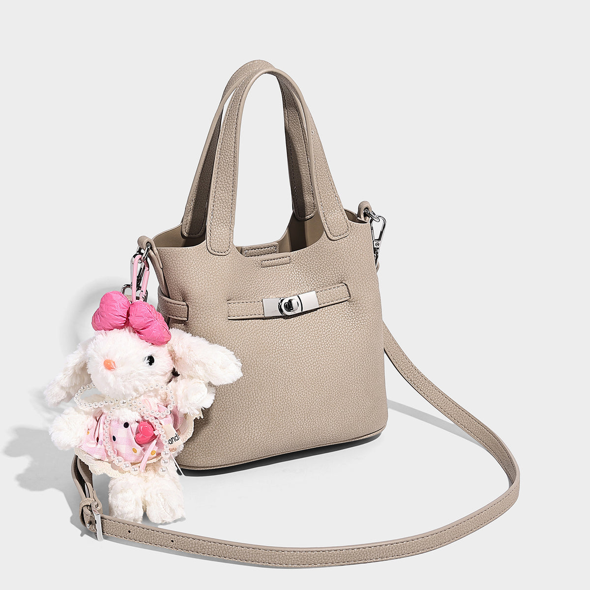 Kleine strukturierte Tote-Bag mit genarbter Oberfläche, silberfarbenem Drehverschluss und zwei Tragegriffen, Detailansicht 8