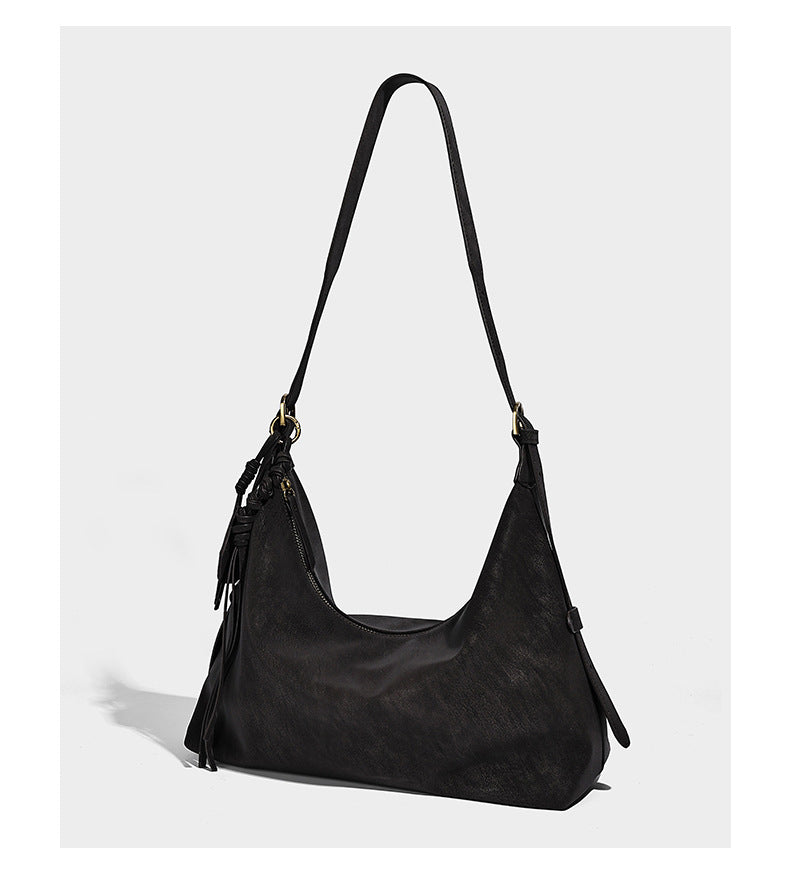 Lässige Hobo-Schultertasche mit matter Oberfläche, Quastenbesatz und goldfarbenen Metallelementen, Detailansicht 9