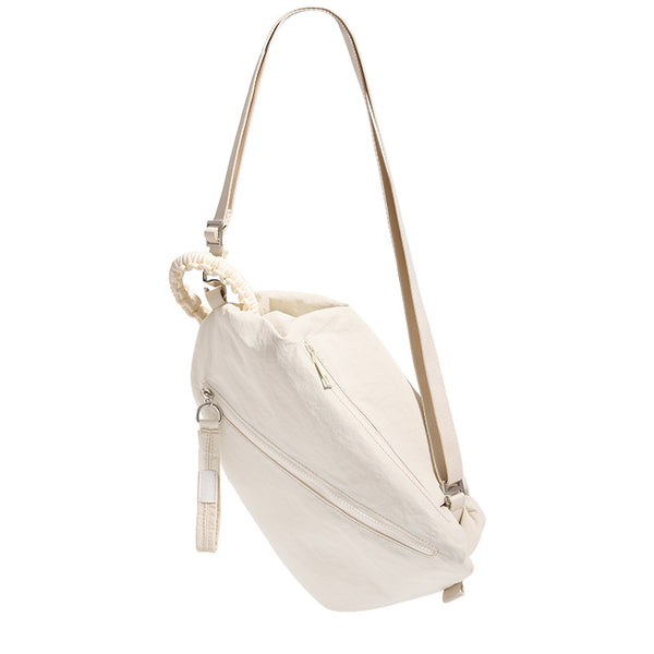 Lässige Crossbody-Bag aus weichem Stoff mit geflochtenem Kordel-Tragegriff, diagonalem Reißverschlussfach auf der Vorderseite und silberfarbenen Details, Detailansicht
