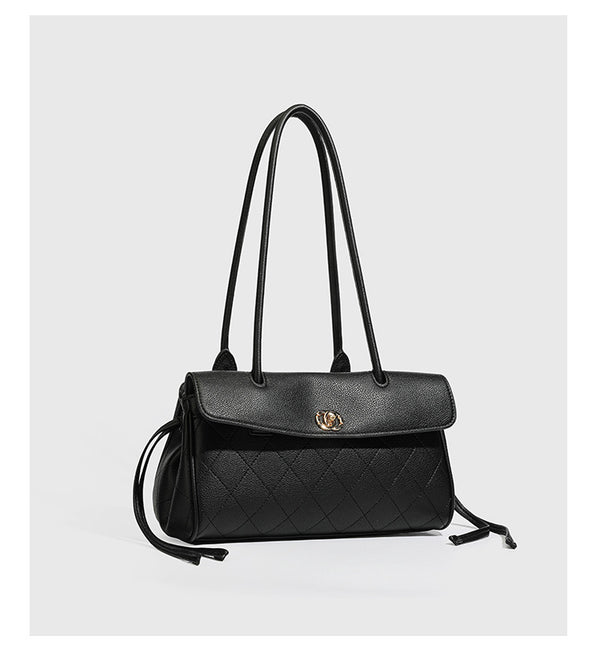 Strukturierte Schultertasche mit Rautensteppung, Überschlag und goldfarbenem Drehverschluss, abgerundeten Tragegriffen und seitlichen Kordelzügen