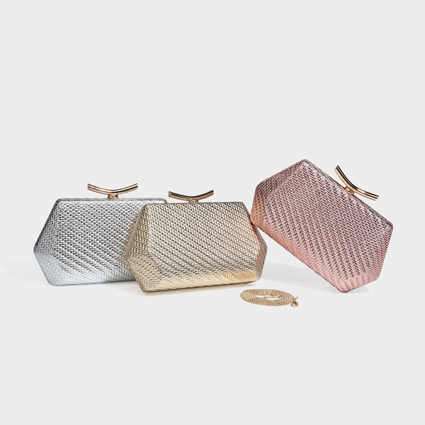 Kleine strukturierte Clutch aus metallisch schimmerndem Flechtmaterial mit goldfarbenem Bügelverschluss und abnehmbarem Kettenriemen, Detailansicht 2