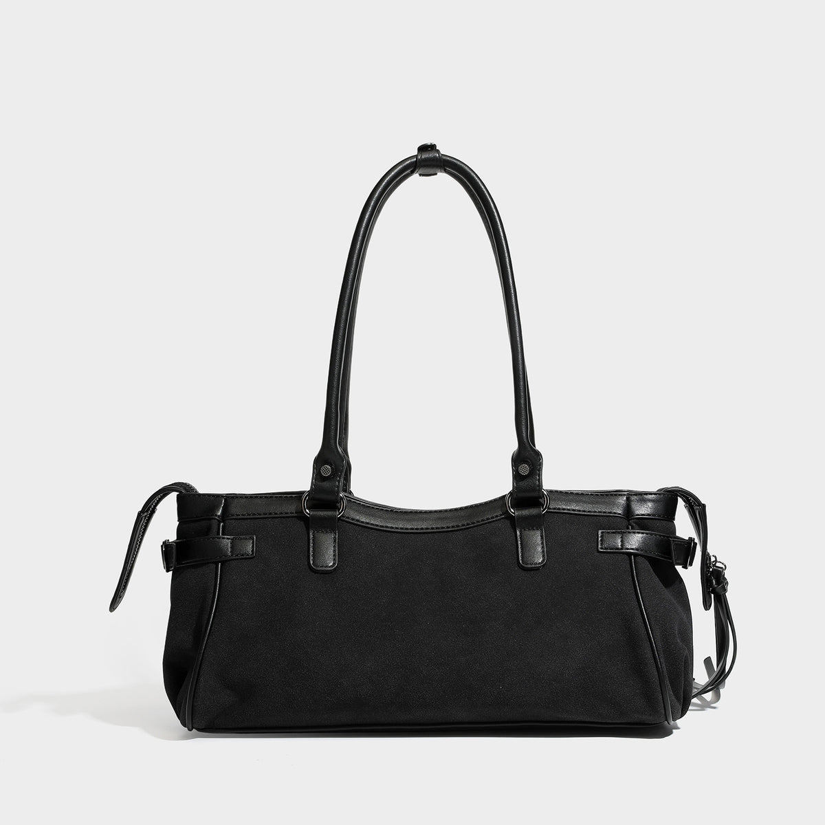 Strukturierte Vintage-Moto-Schultertasche im Tote-Stil mit matten, veloursähnlichen Einsätzen, Besatz in Lederoptik, Nieten in dunkler Silberoptik und Reißverschluss an der Vorderseite