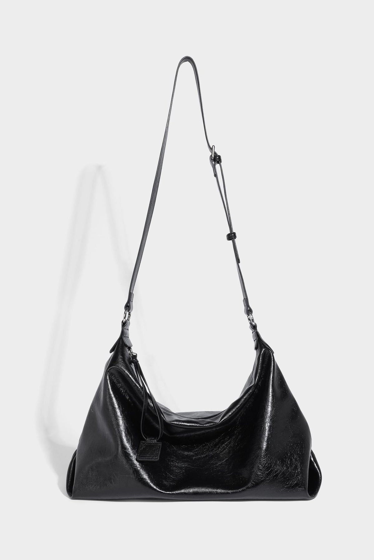 Weich fallende Hobo-Schultertasche mit glänzender Crinkle-Oberfläche, Reißverschluss oben und verstellbarem Riemen, Detailansicht 25