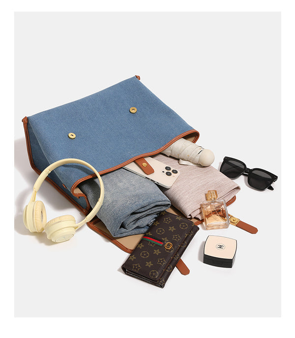Formstabile, wandelbare Rucksack-Handtasche in Denim-Optik mit cognacbrauner Kunstlederoptik, goldfarbenen Schnallendetails und oberem Tragegriff