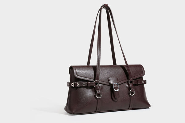 Strukturierte rechteckige Schultertasche mit Überschlagverschluss, vorderem Schnallengurt-Detail und ringförmigen Beschlägen in