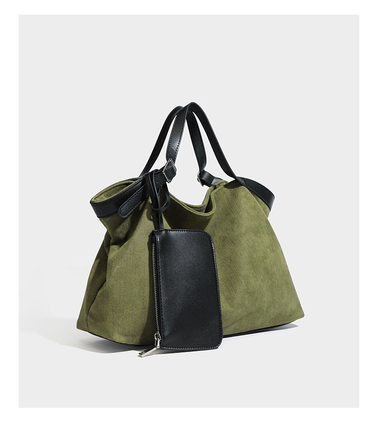 Lässig weich fallende olivgrüne Tote-Bag in Canvas-Optik mit Henkeln aus schwarzer Lederoptik, abnehmbarem Reißverschlusstäschchen und Beschlägen in Silberoptik