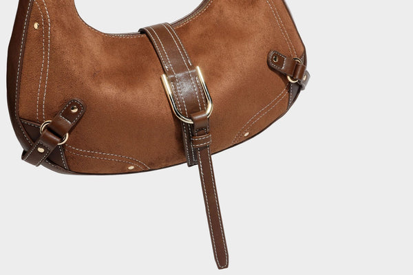 Halbmondförmige Schultertasche in camelbrauner Wildlederoptik mit weißen Kontrastnähten, goldfarbenen Beschlägen und