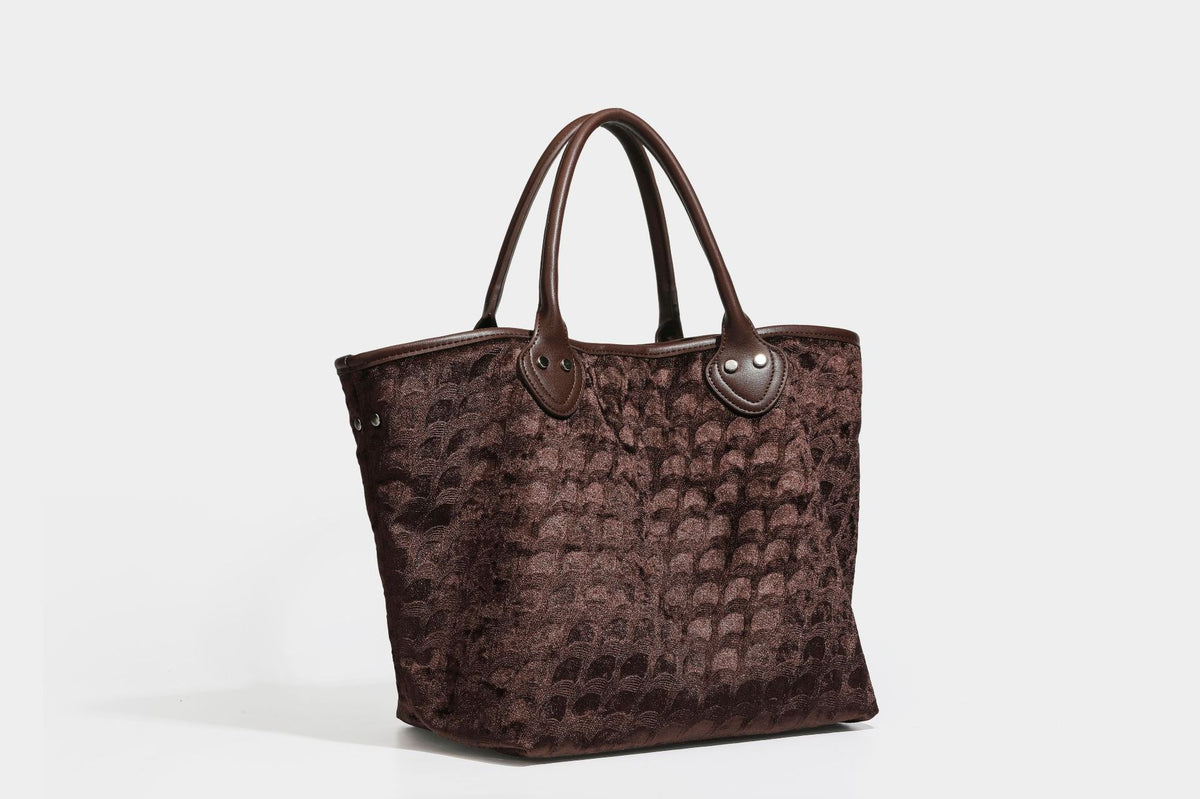 Shopper mit Muschelmuster-Prägung und samtartiger Haptik, abgerundeten Henkeln in Lederoptik und abnehmbarem Schulterriemen, Detailansicht 24