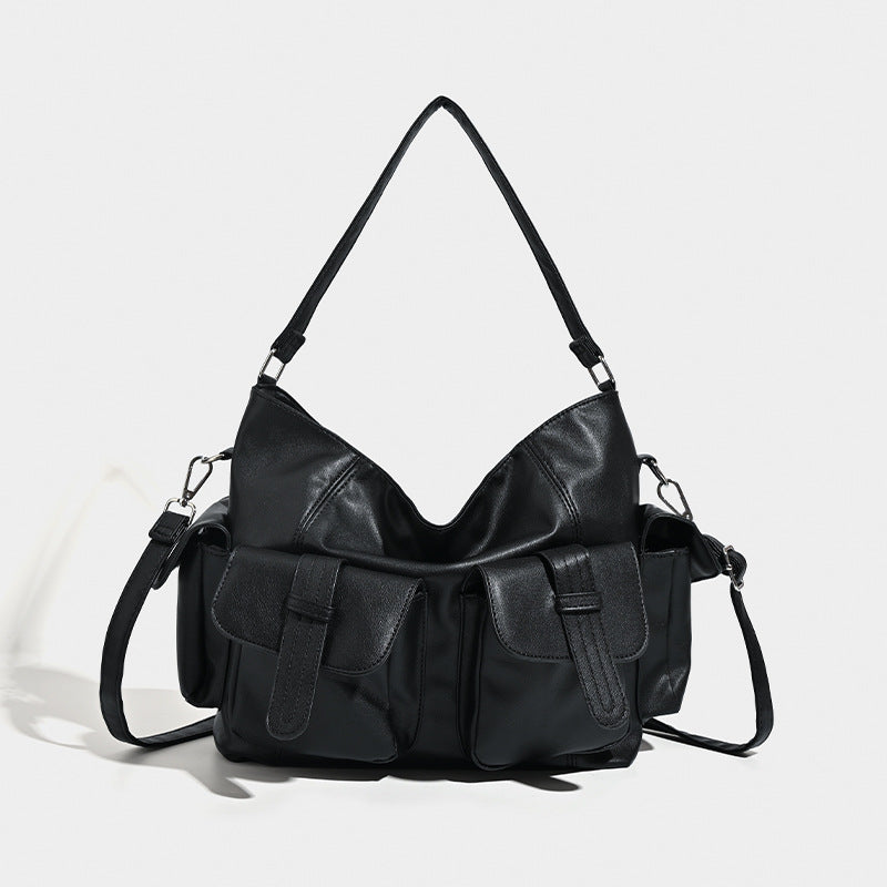 Große schwarze Hobo-Tasche in Lederoptik mit mehreren äußeren Vordertaschen, silberfarbenen Metalldetails sowie wandelbarem Schulter- und
