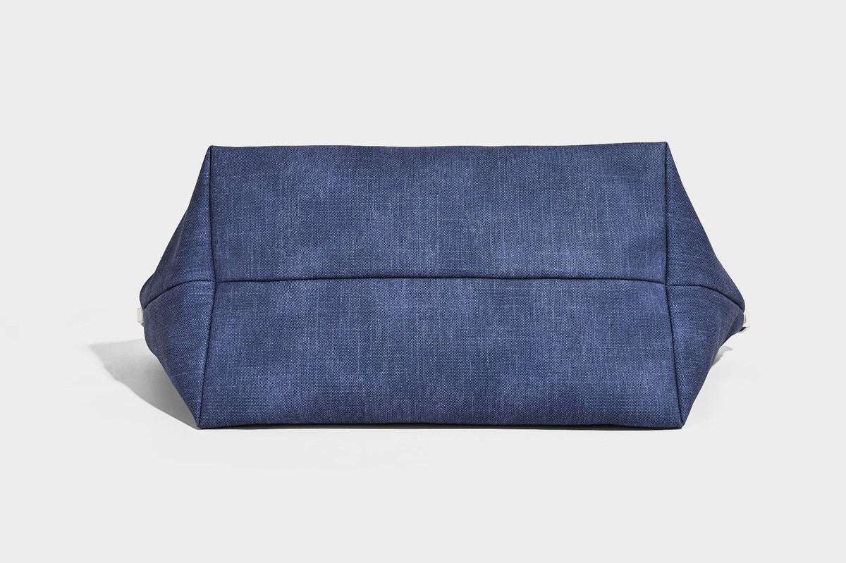 Große, weich fallende Schulter-Tote-Bag aus Canvas in Denim-Optik mit weißen Riemen in Lederoptik, silberfarbenen Schnallenbeschlägen und hängendem